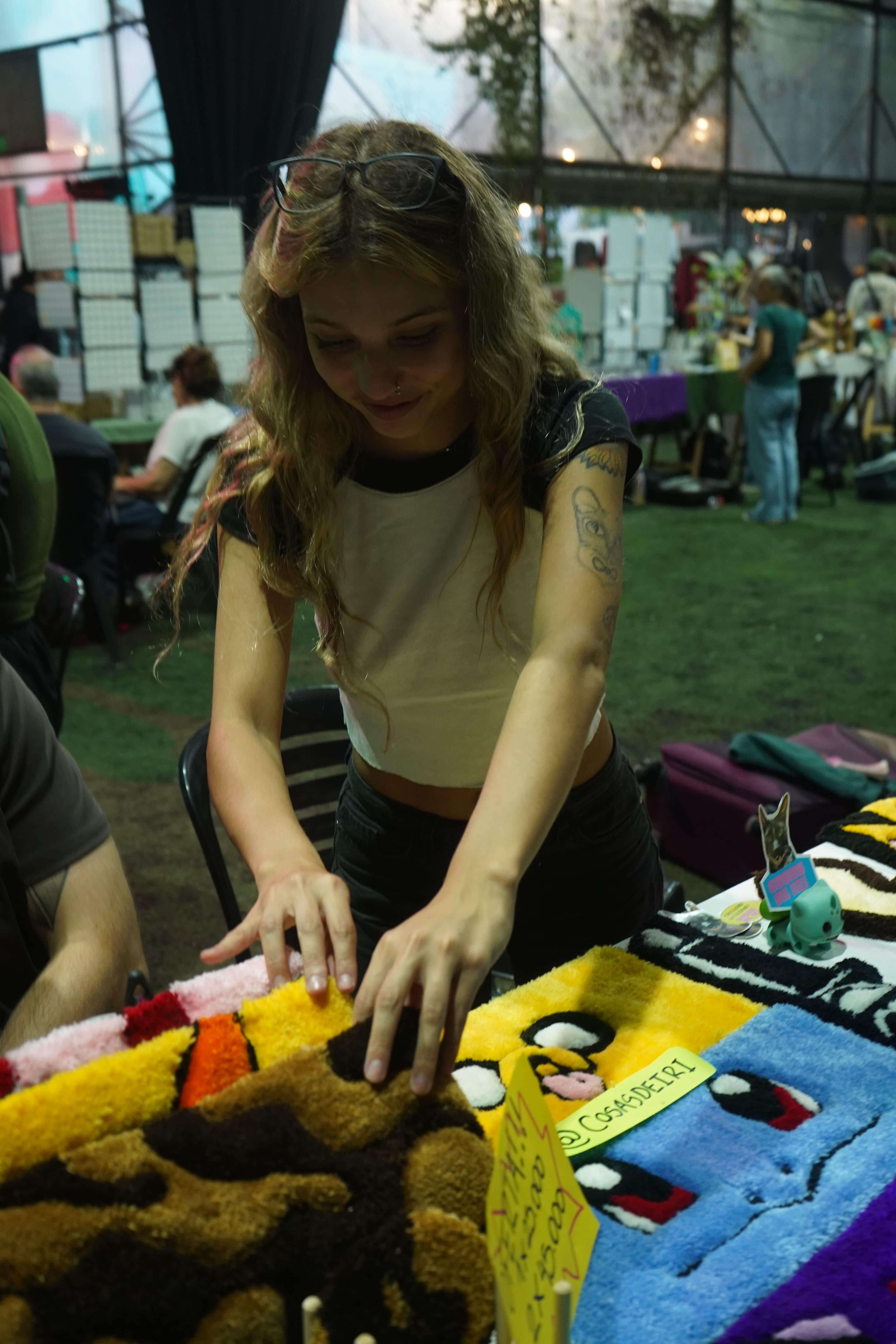 Iri trabajando en una alfombra artesanal